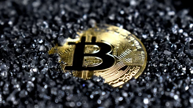 Mujer enfrenta juicio en Londres por presunto lavado de bitcoins en un fraude por 6,300 mdd